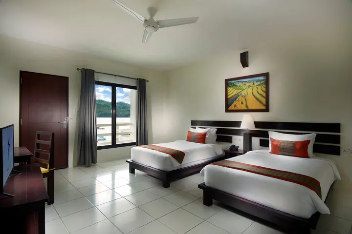 DELUXE ROOM 19.jpg